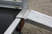 Aluminium-Auffahrrampen mit griffiger Lauffläche und seitlichem Schutzrand