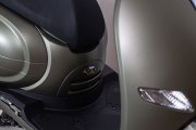Elektroroller mit 90 km/h mit Helm kaufen Sie im Anhängerpark Salzburg