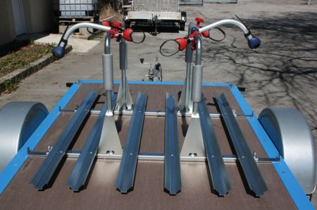 Fahrradträger für 6 E-Bikes montiert auf einem Barthau Plattformanhänger